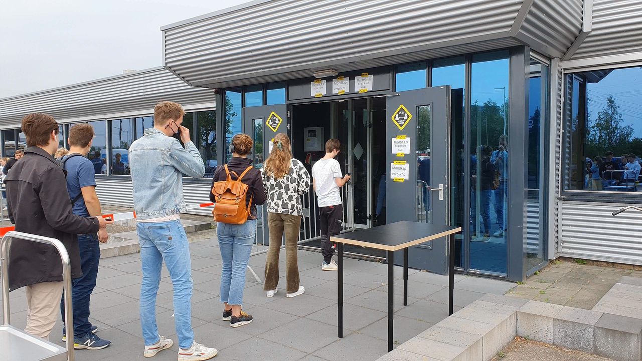 Coronatestlocatie in Groningen, juni 2021. Jongeren laten zich testen zodat ze met een negatief testbewijs (QR-code) weer uit kunnen gaan.