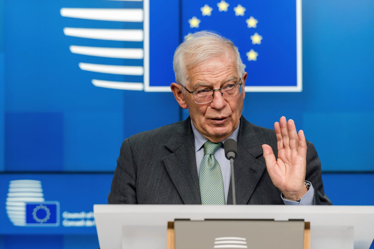 EU-Buitenlandchef Josep Borrell spreekt met de verzamelde pers na de vergadering in Brussel/