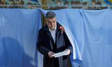 De Roemeense premier Marcel Ciolacu, tevens presidentskandidaat namens de PDS, zondag in het stembureau in Buzau, Roemenië.   