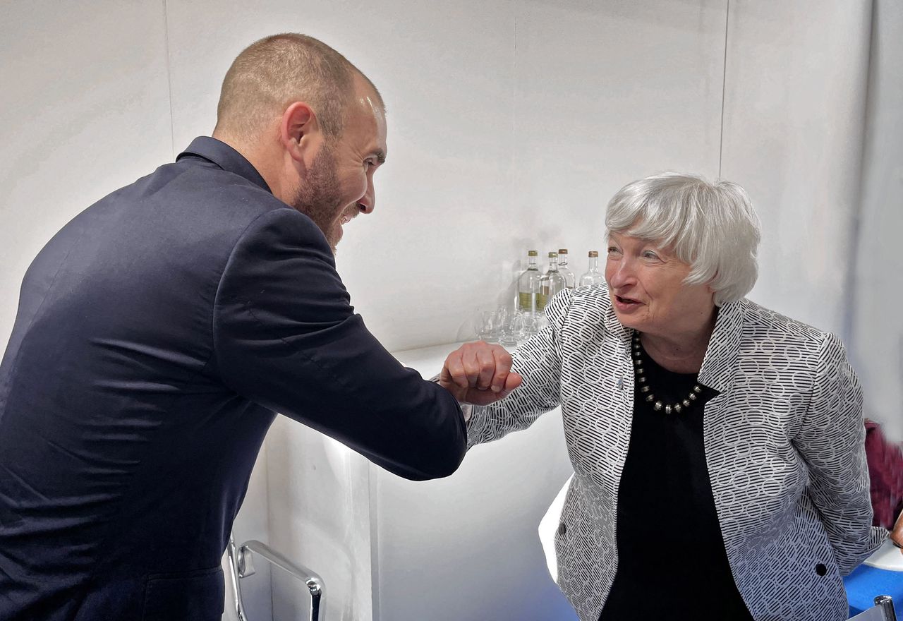 Tijdens de G20-top ontmoetten onder anderen de Amerikaanse minister van Financiën Janet Yellen en haar Argentijnse collega Martin Guzman elkaar.