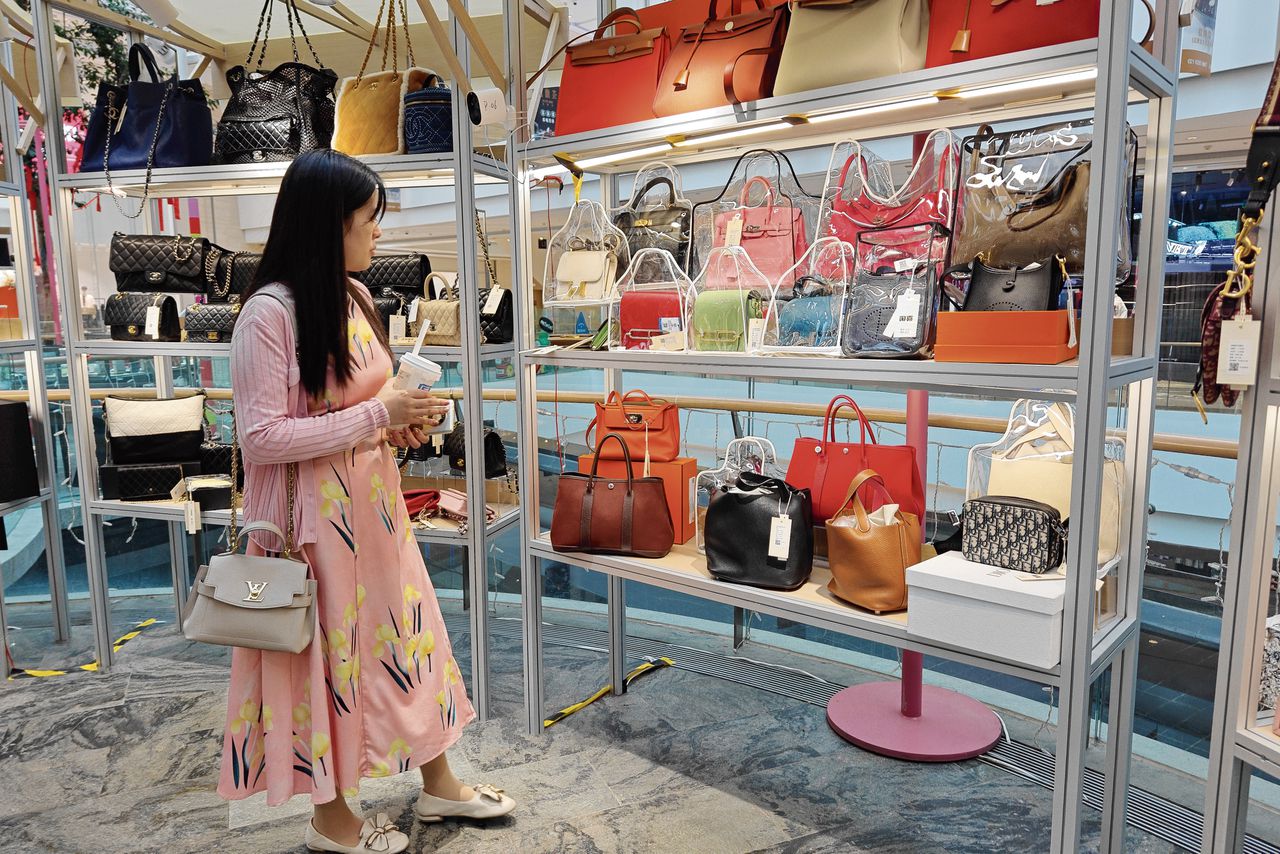 Ook Chinezen kopen nu tweedehands kleding en gaan op zoek in hippe winkels 