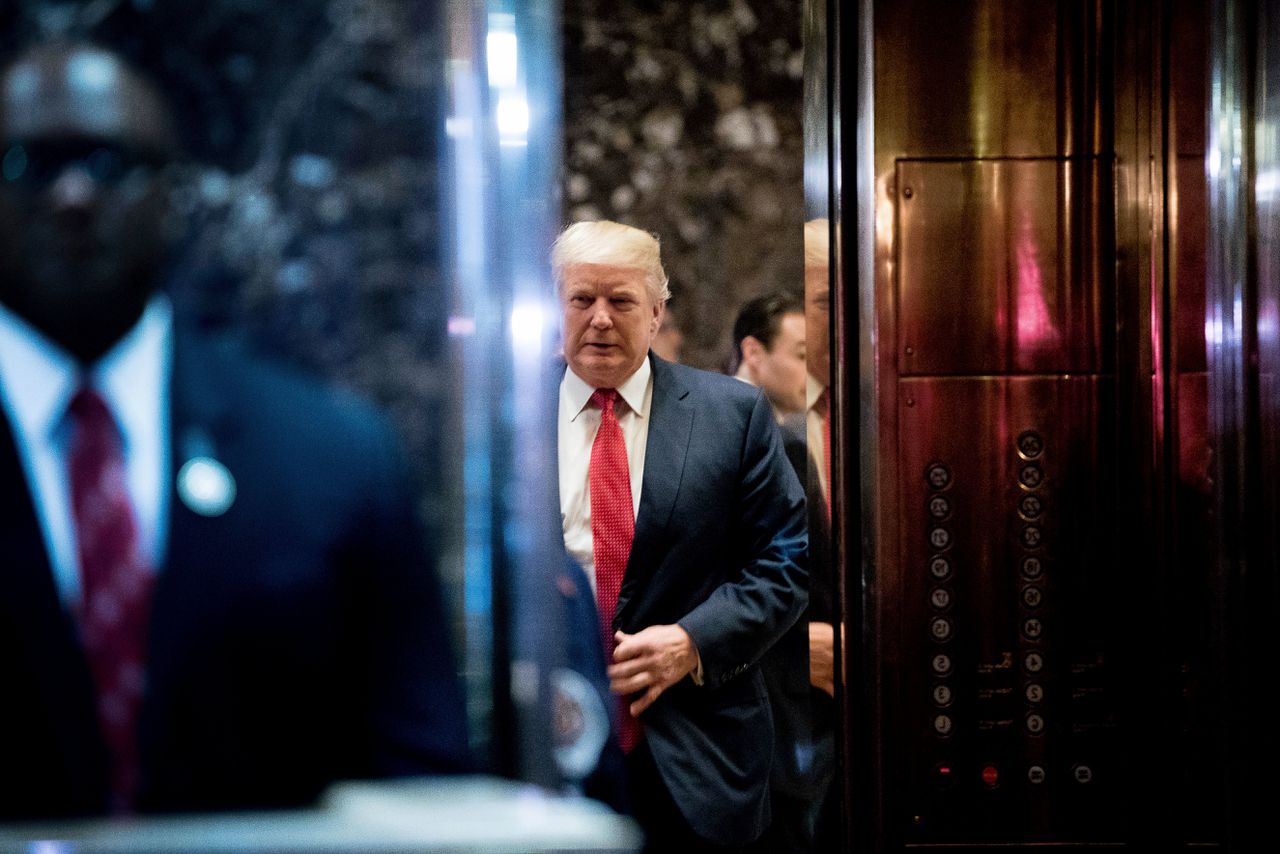 Donald Trump in de lift van de Trump Tower in New York.