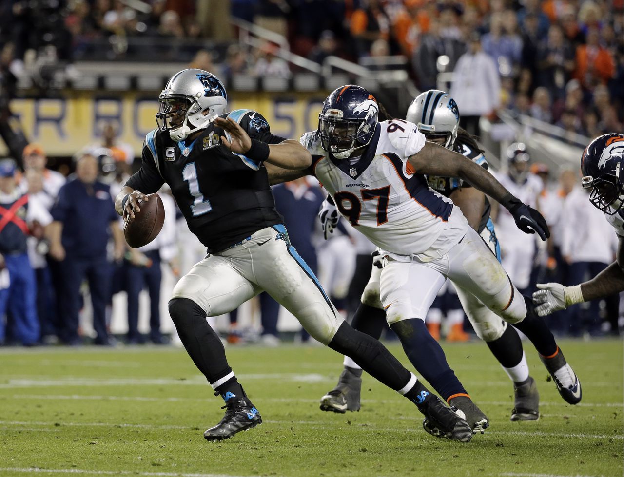 Cam Newton van de Carolina Panthers op de voet gevolgd door Malik Jackson van de Denver Broncos.