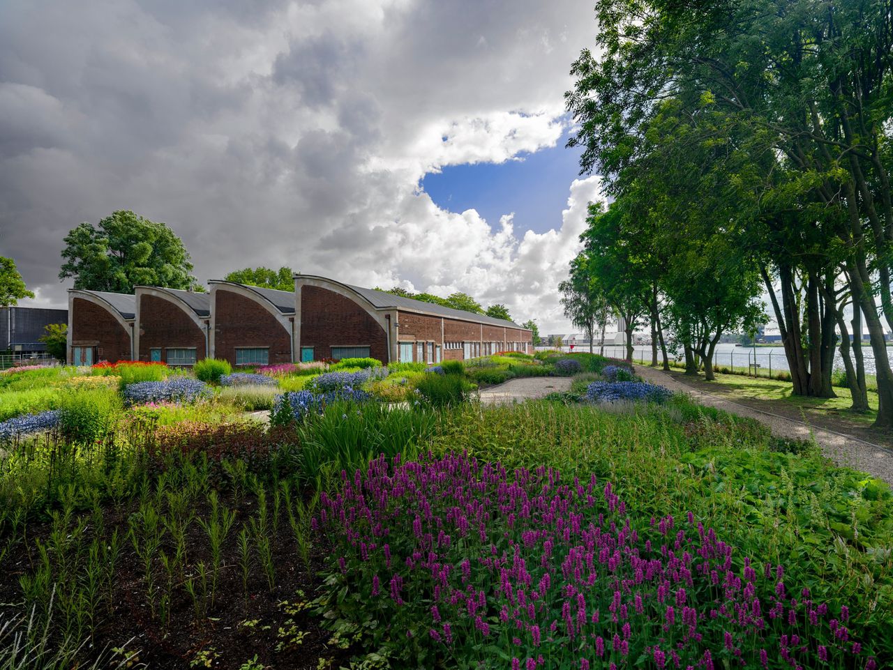 Locatie voor ZAMU, in voormalige fabriekspanden op het Hembrugterrein in Zaandam. Rondom ontwerpt tuin- en landschapsarchitect Piet Oudolf een tuin.