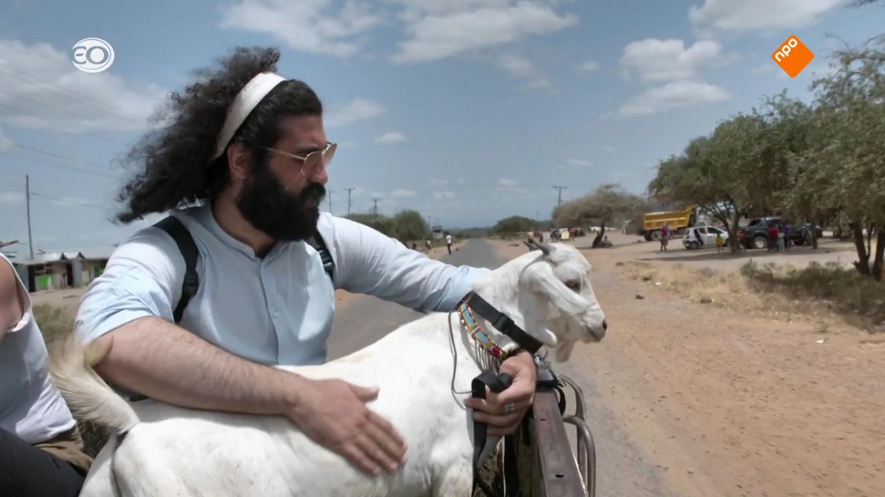De Spaanse vlogger Abraham Bandera Baez en de geit Orollo in Travel with a goat.