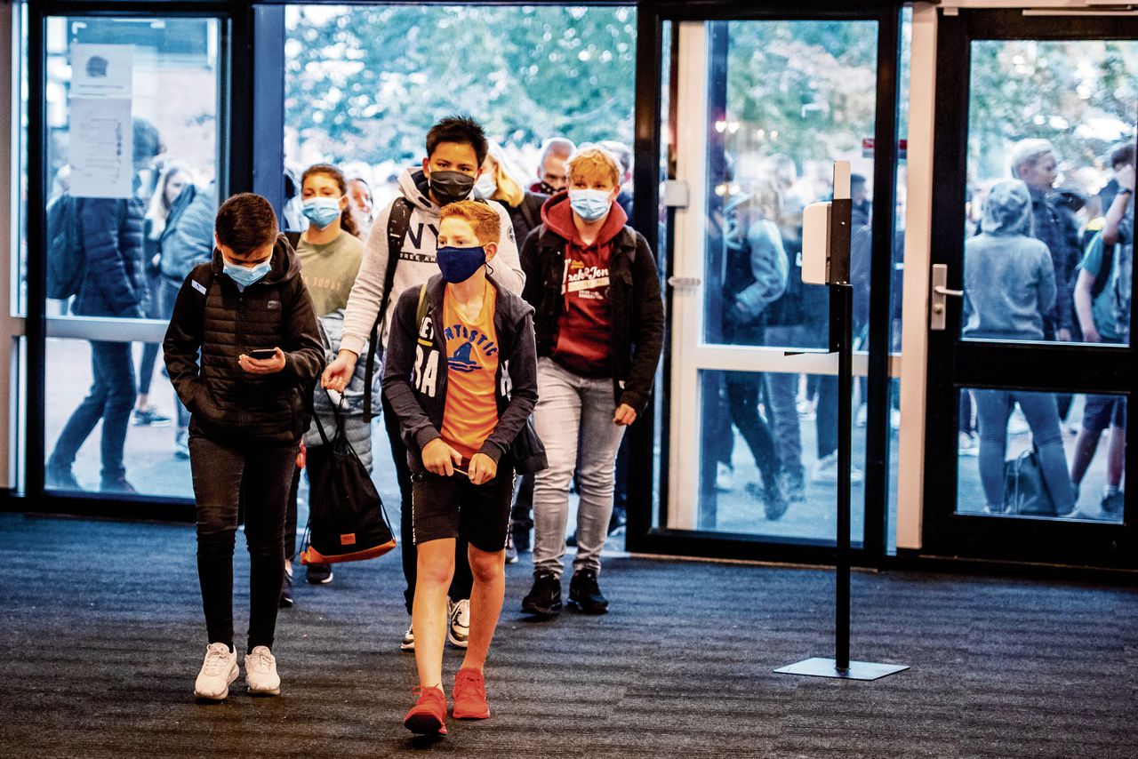 Leerlingen van het Farel College in Amersfoort zijn verplicht om in de gangen een mondkapje te dragen.