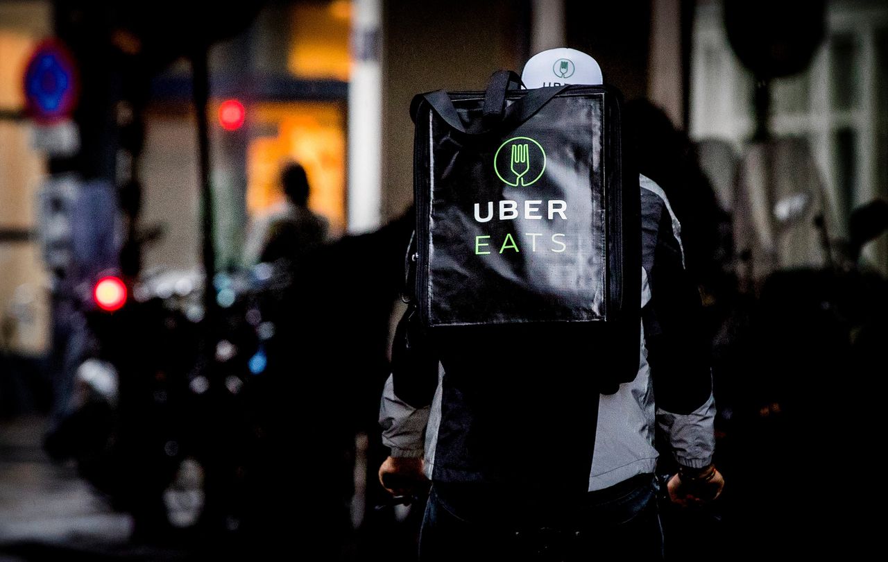 Een fietskoerier van Uber Eats onderweg met een maaltijd.