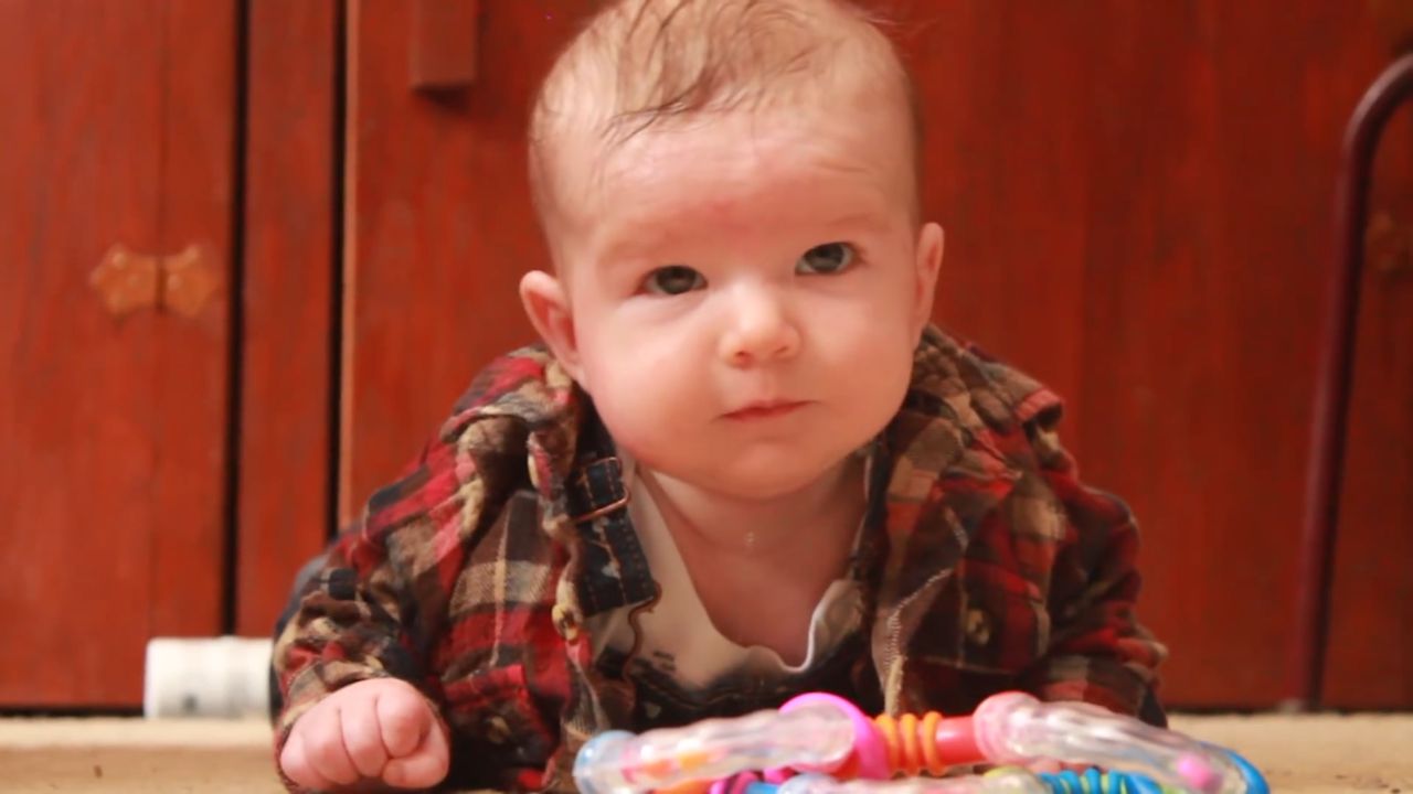 De Canadese baby Searyl Doty op een beeld van een YouTube-video.