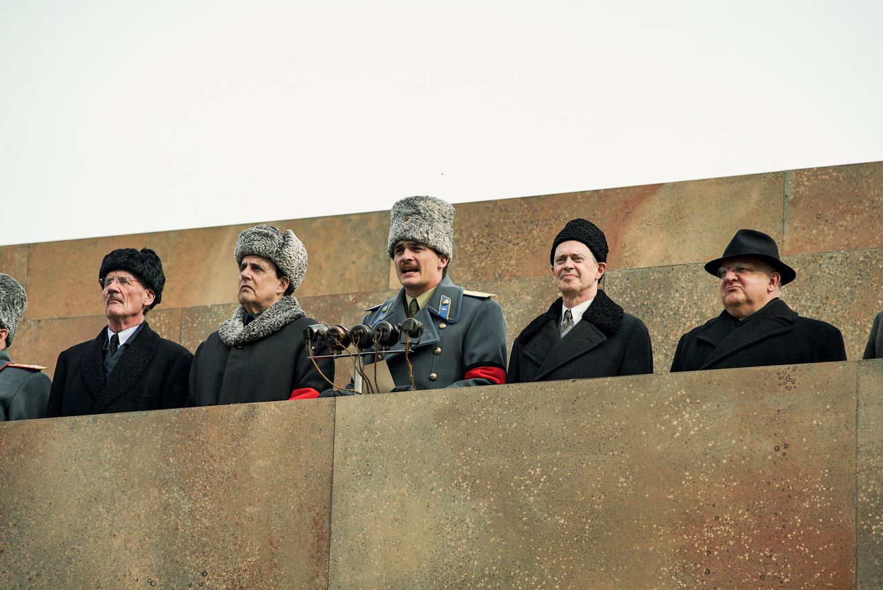 Beria (rechts, Simon Russell Beale) en Chroesjtsjov (tweede van rechts, Steve Buscemi) in ‘The Death of Stalin’. De werkelijke Chroesjtsjov en Beria bevochten elkaar de macht in de Sovjet-Unie na Stalins dood. De cultureel benepen ideoloog Chroesjtsjov won van de hautaine cynicus Beria.
