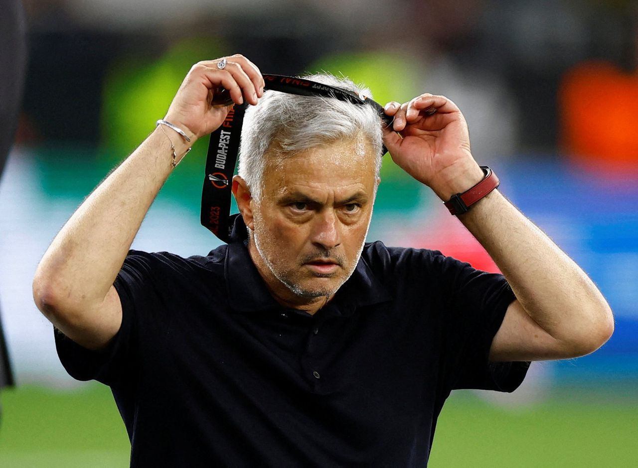 UEFA schorst José Mourinho voor vier wedstrijden wegens uitschelden scheidsrechter Taylor 