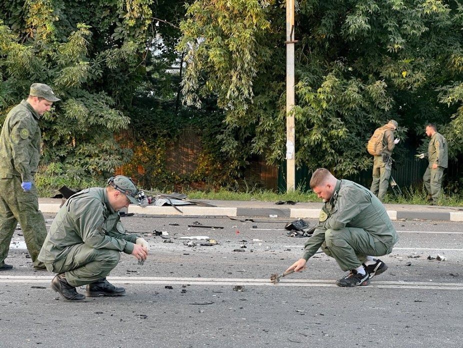 Onderzoek op de plaats nabij Moskou waar Darja Doegina zaterdagavond om het leven kwam toen de auto waarin ze reed explodeerde.