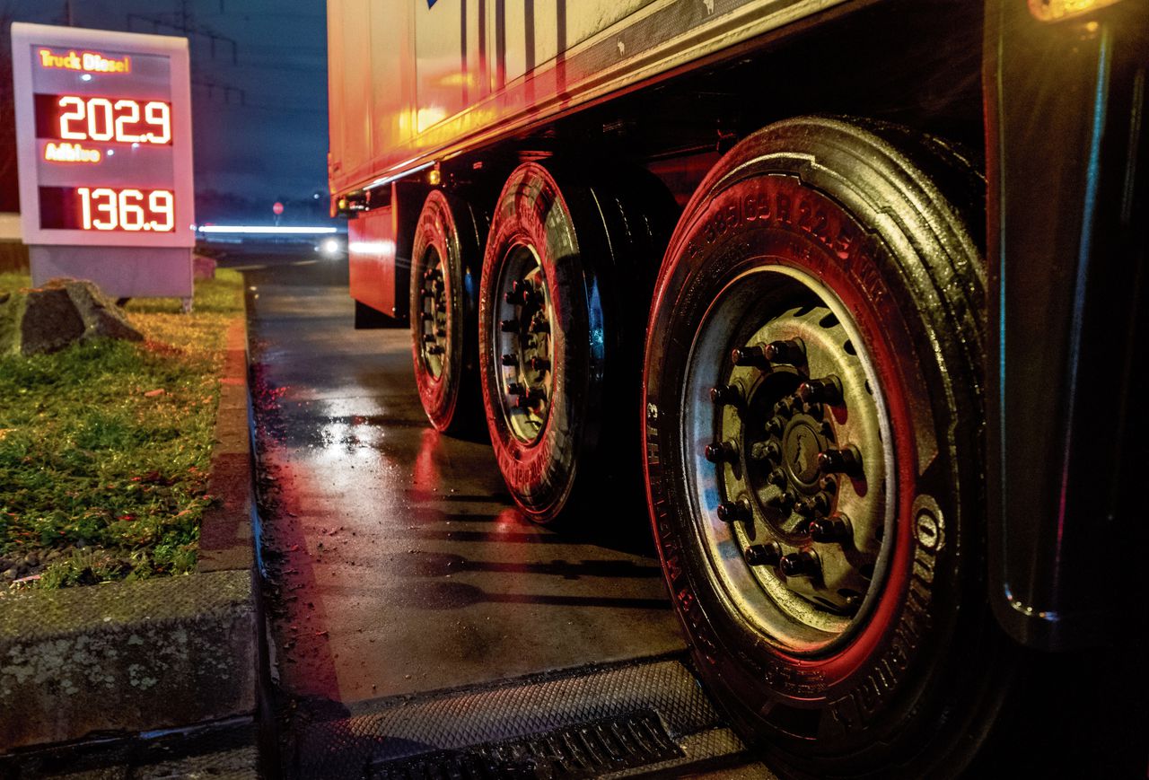 Een vrachtwagen bij een pompstation in Duitsland. Als Rusland besluit om minder diesel te gaan produceren, zullen de prijzen omhoog schieten.