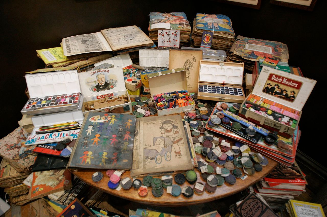 Kunstenaarsmaterialen van Henry Darger, tentoongesteld in The Center for Intuitive and Outsider Art in Chicago. Darger woonde en werkte veertig jaar lang in dezelfde kamer.