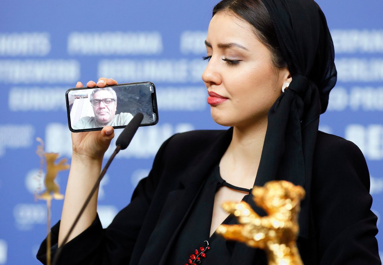 Actrice Baran Rasoulof nam namens haar vader, regisseur Mohammad Rasoulof (op de telefoon) in Berlijn de Gouden Beer in ontvangst voor 'There is No Evil' op 29 februari