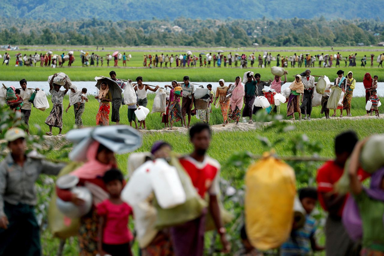 Vele Rohingya-families vluchtten naar Bangladesh vanwege het geweld in Myanmar.
