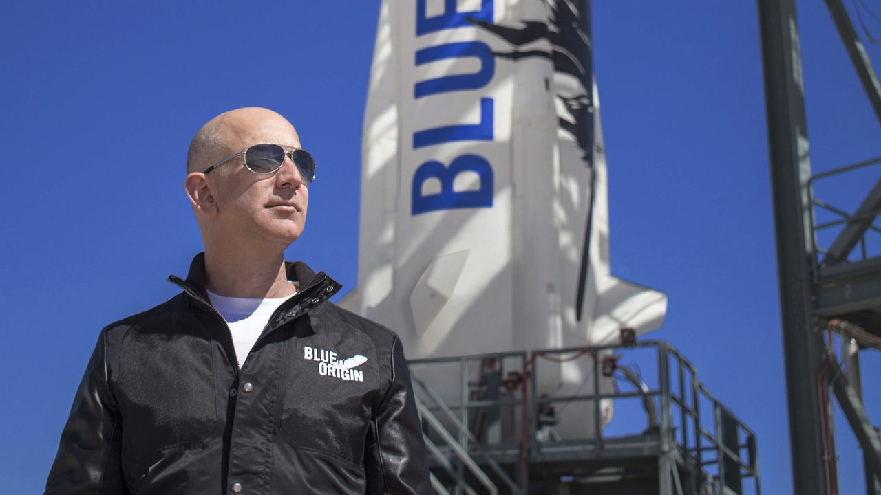 Amazon-oprichter Jeff Bezos op het lanceringsterrein van zijn ruimtebedrijf.
