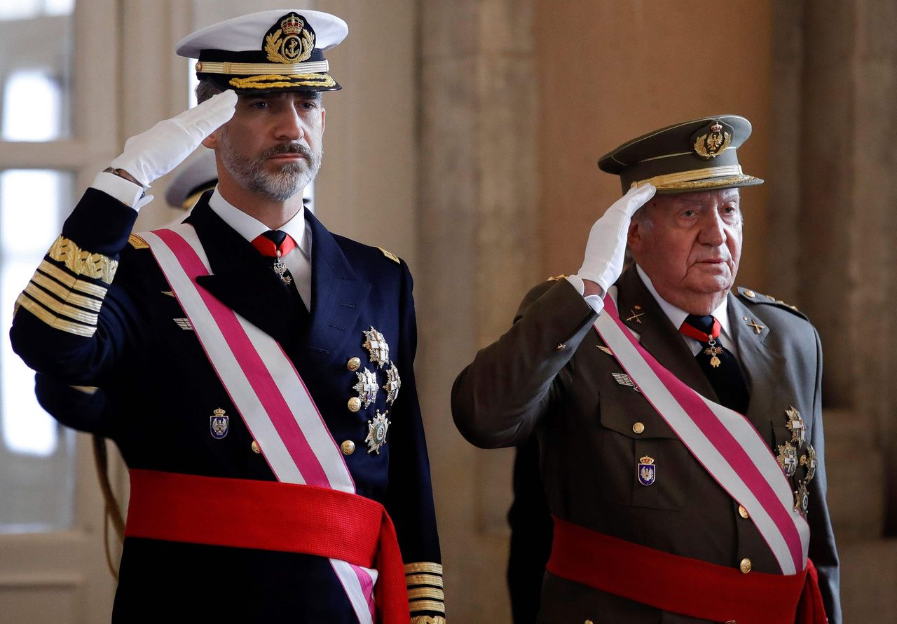 Koning Felipe (links) en zijn vader Juan Carlos.