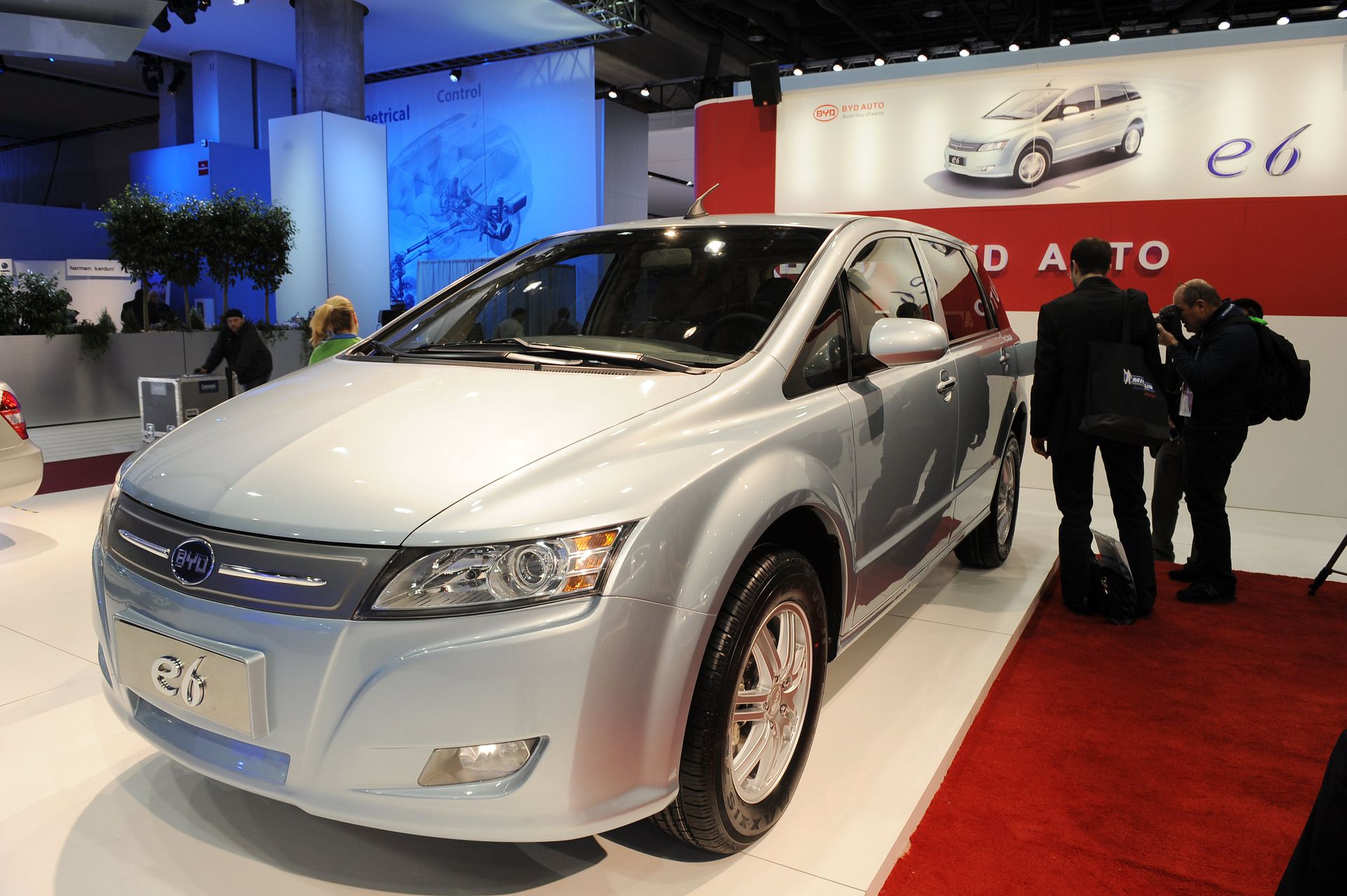 Byd купить в ташкенте. BYD Electric car. Китайский электромобиль BYD. BYD e6. BYD Electric car 2008.