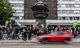 Leden van de Groenen voeren verkiezingscampagne bij het Marx-monument in Chemnitz in 2019.