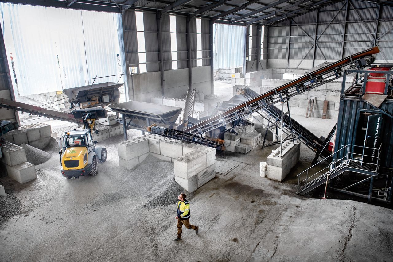Bij Rutte Groep in het Amsterdamse Westelijk Havengebied staat de eerste machine van Nederland die cement terugwint uit sloopbeton.