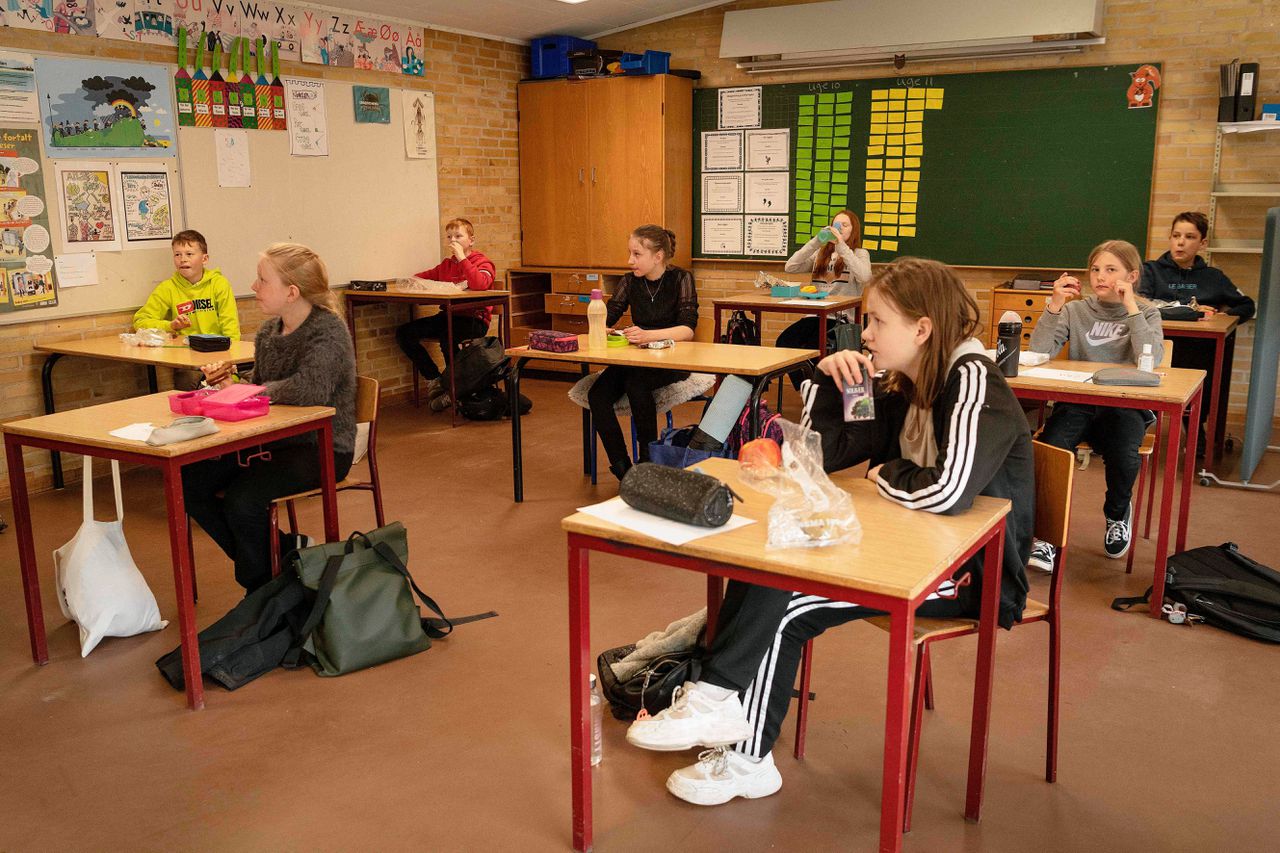 Lunchpauze op een school in het Deense Randers, die woensdag na de lockdown van ruim een maand open is gegaan.