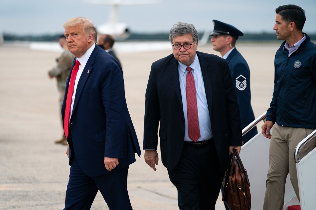 President Trump en zijn justitieminister Barr, eerder deze maand bij aankomst in het door betogingen onrustige Kenosha, Wisconsin.