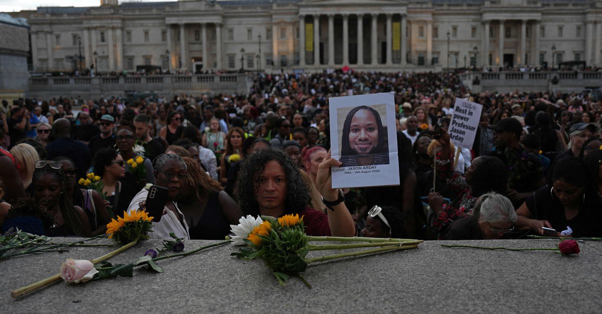 Bij de wake voor Jason Arday in Cambridge klinkt: ‘Dit verlies was te voorkomen. De Britse pers moet zich schamen’