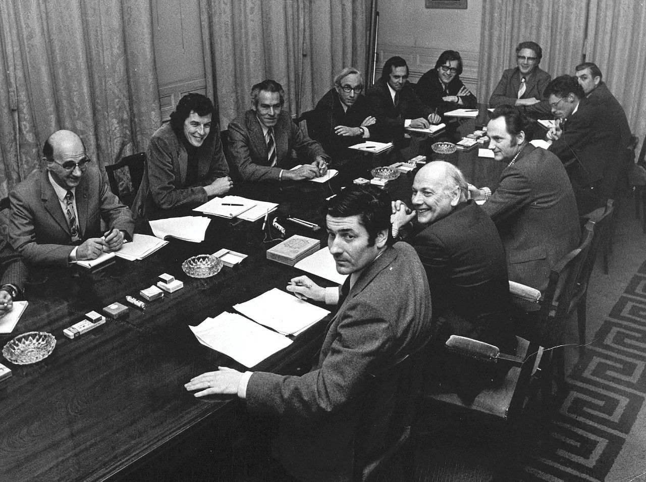 Het kabinet Den Uyl (1973-1977) was semi-extraparlementair. Hier in vergadering met sociale partners van vakbonden en werkgevers, eind 1973. Foto Ben Hansen / ANP
