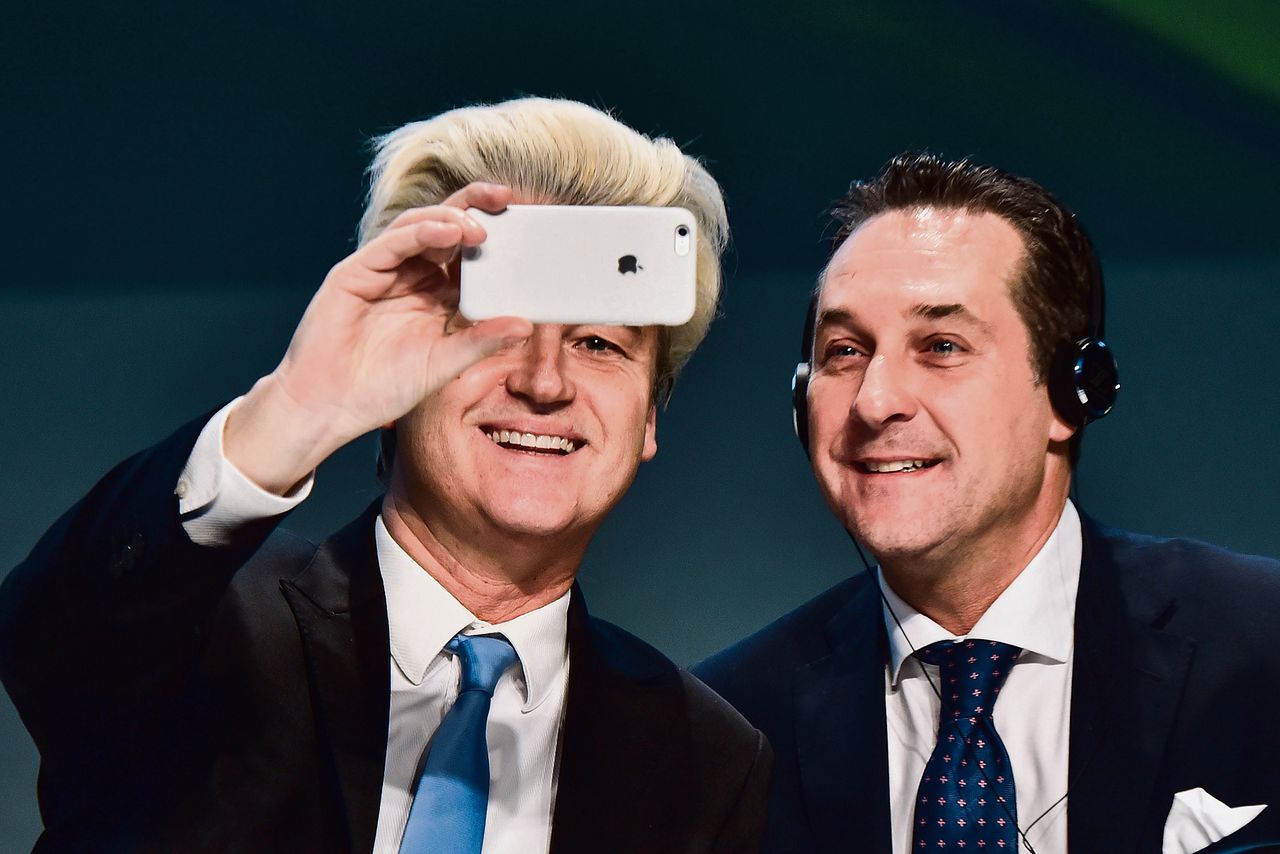 Een selfie van Geert Wilders met Heinz-Christian Strache, leider van de Oostenrijkse FPÖ, vrijdag tijdens het congres van de anti-Europese fractie ‘Europa van Naties en Vrijheid’ in Milaan.