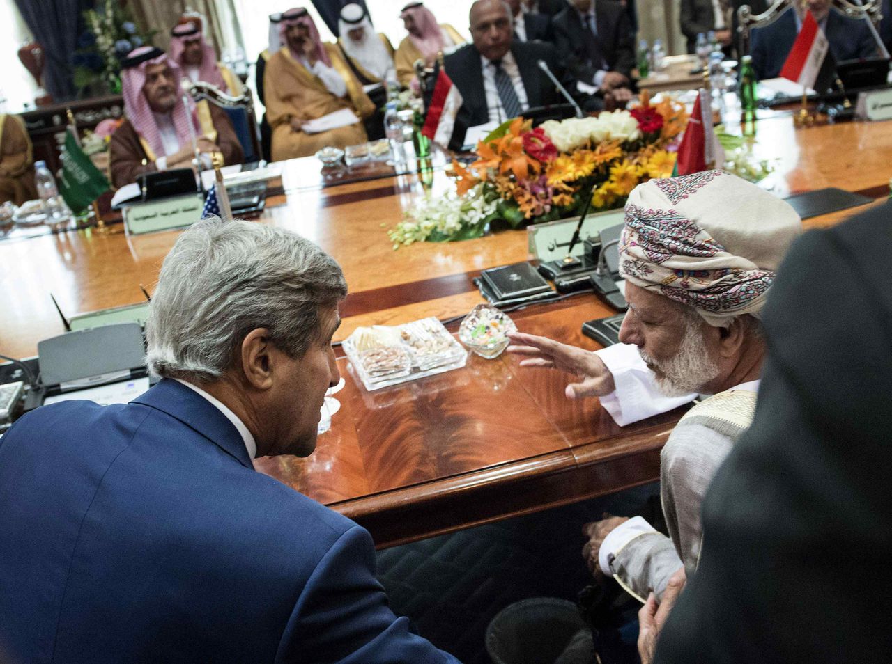Minister van Buitenlandse Zaken van Oman Yusuf Bin Alawi bin Abdullah en John Kerry voorafgaand aan de besprekingen tussen de VS en de Samenwerkingsraad van de Arabische Golfstaten in Jeddah vandaag.