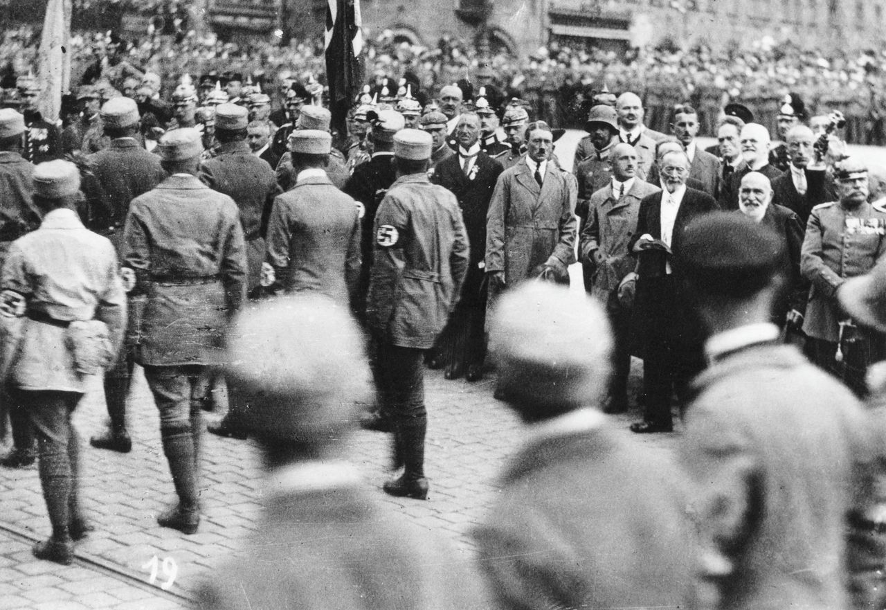 Hoe Hitler erin slaagde om, ondanks zijn tegenstanders en