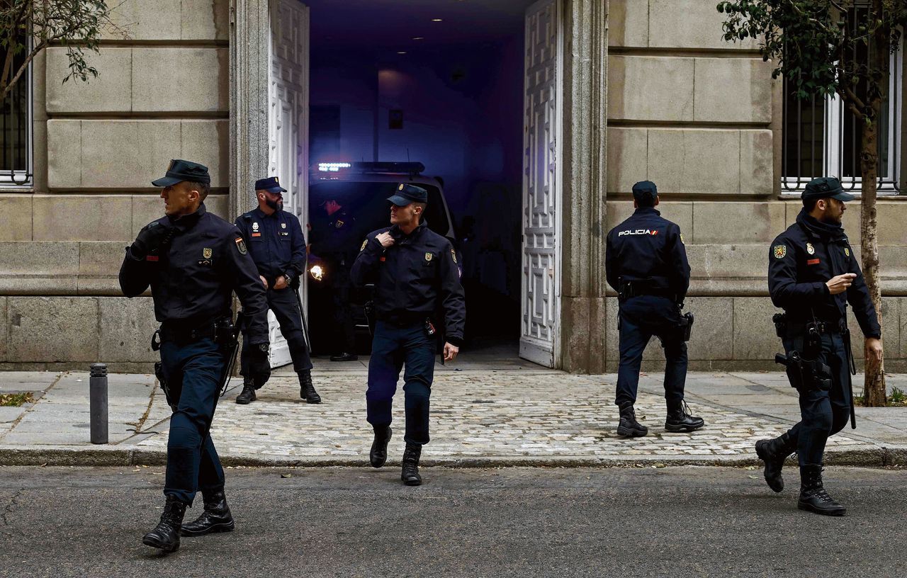 Politiebus met Catalaanse separatistische leiders verlaat het hooggerechtshof.