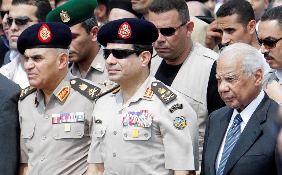 Legerchef Abdel Fattah al-Sisi vorige maand tijdens een militaire begrafenis. Rechts van hem premier Hazem el-Beblawi.