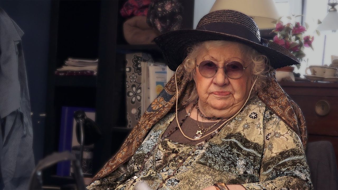 Lous Hoogendijk, overlevende van de Holocaust, heeft al decennia haar woning niet verlaten. Beeld uit de documentaire ‘Housewitz’.