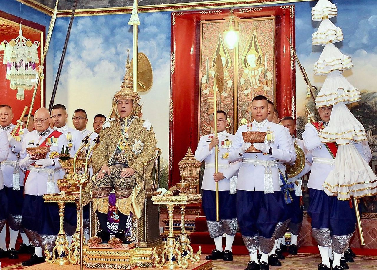 Koning Maha Vajiralongkorn met zijn 7,5 kilo zware kroon.
