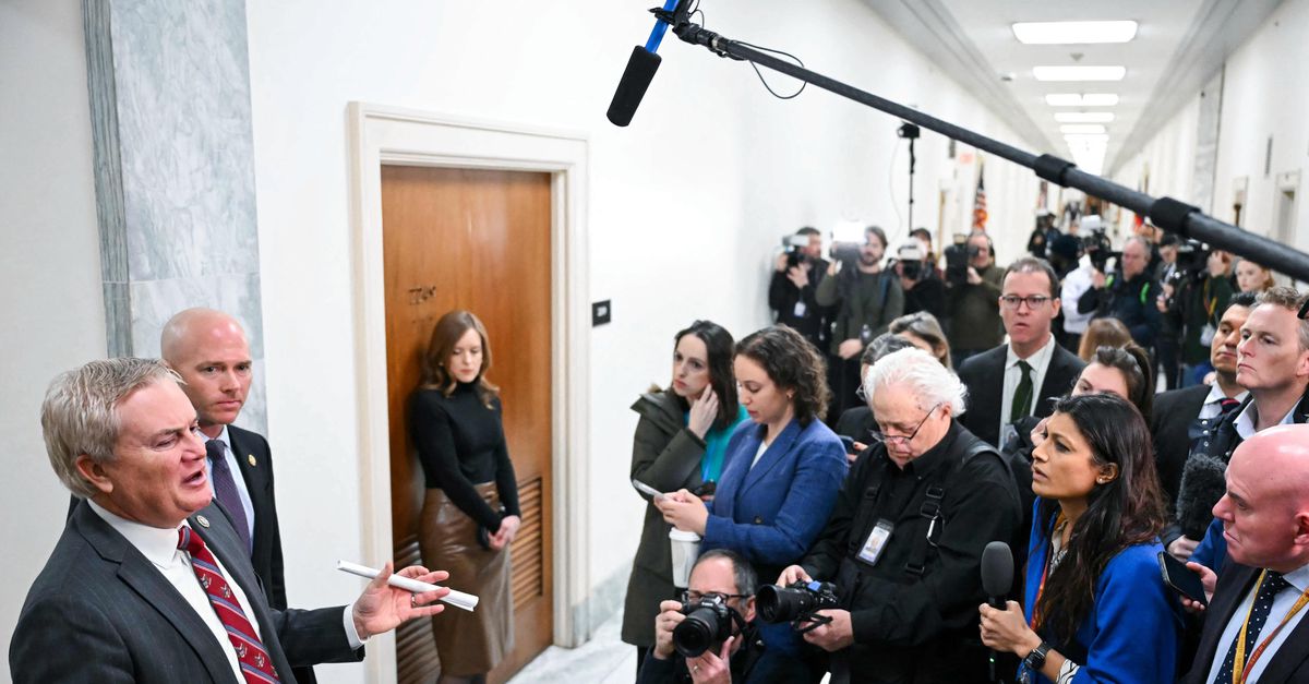Terwijl Maxwell zwijgt, blijven de Epstein-documenten wereldwijd voor beroering zorgen