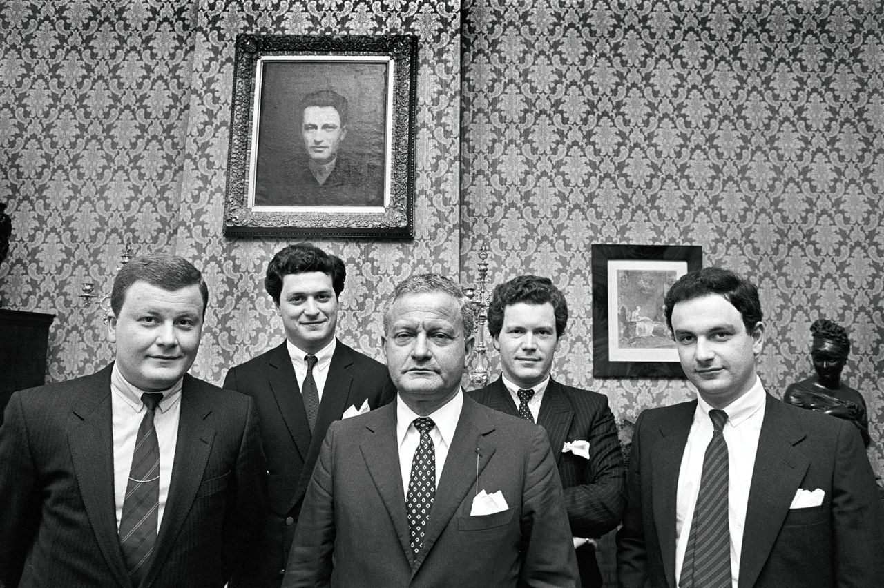 Max Moszkowicz, omringd door zijn zonen David, Bram, Robert en Max jr. (v.l.n.r.) in 1982.