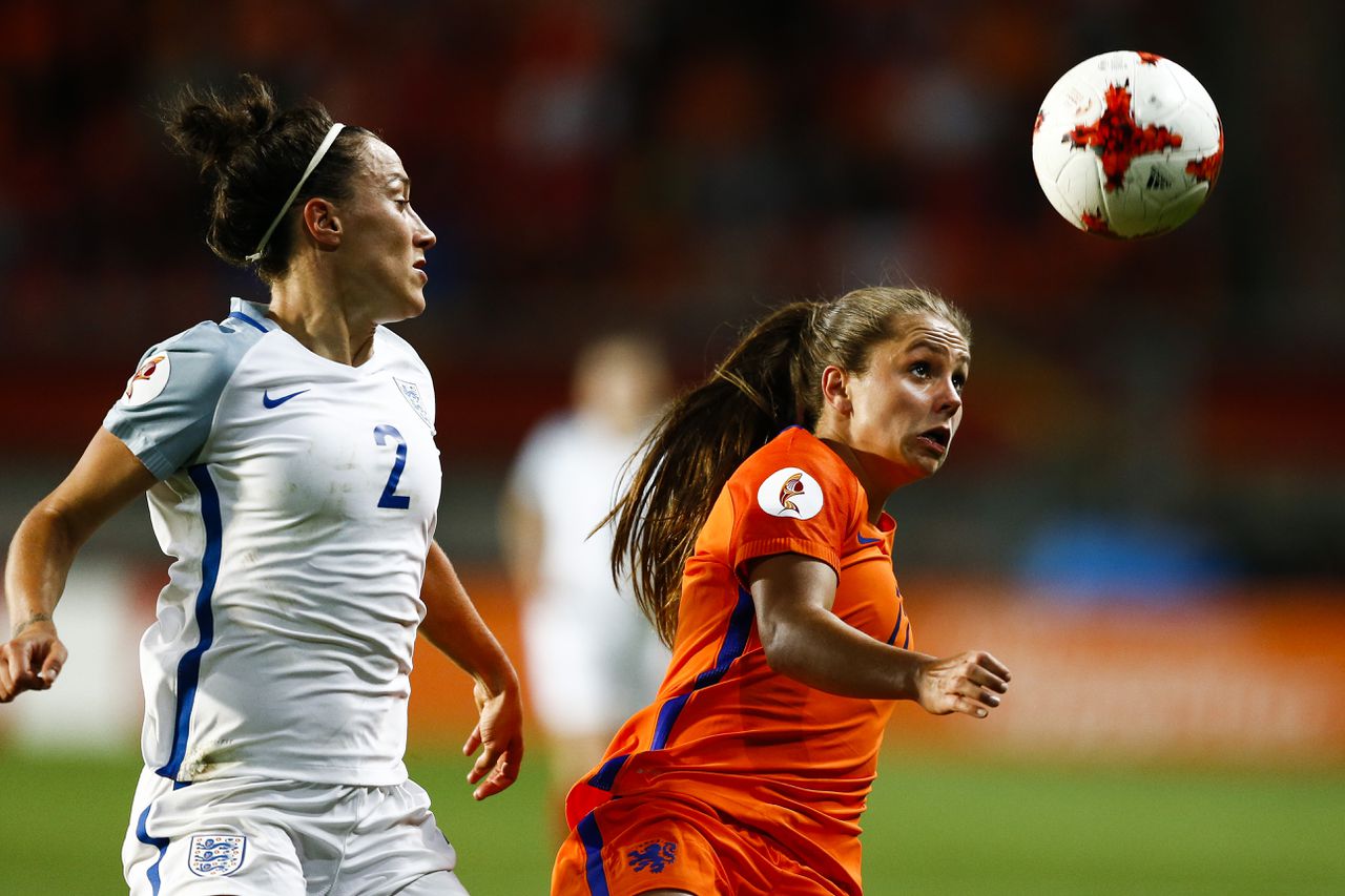 Lieke Martens van het Nederlands vrouwenelftal in duel met Lucia Bronze van Engeland tijdens de halve finale tussen Nederland en Engeland van het EK vrouwenvoetbal in het FC Twente Stadion.