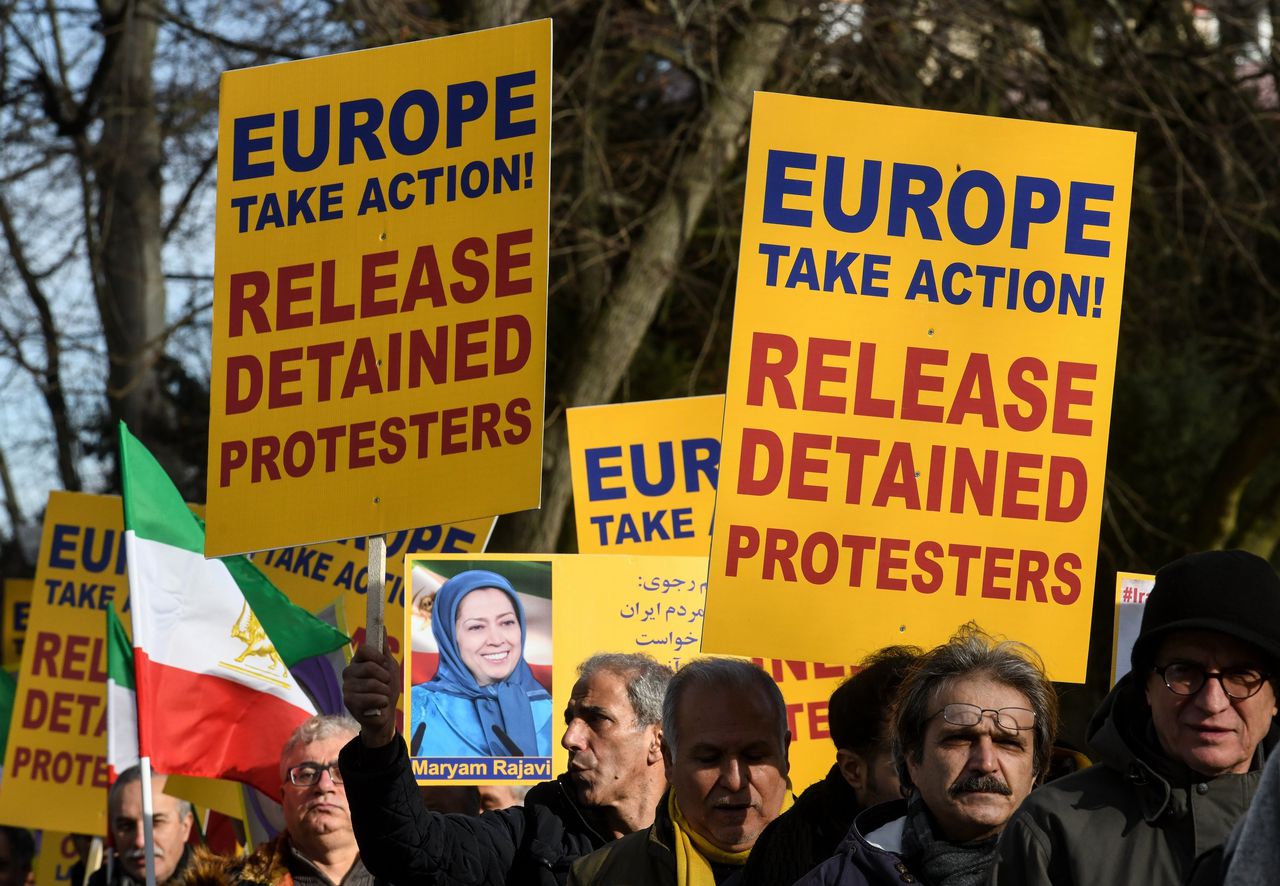 Iraanse demonstranten roepen op tot vrijlating van Iraanse gevangen bij een protest in Straatsburg.