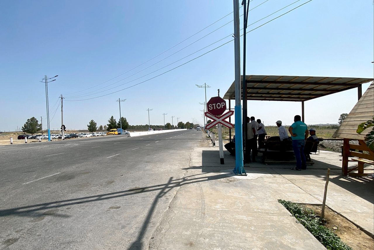 De grens tussen Afghanistan en Oezbekistan bij de plaats Termez. Afghanistan deelt 2.305 kilometer grens met de Centraal-Aziatische voormalige Sovjet-repubieken.
