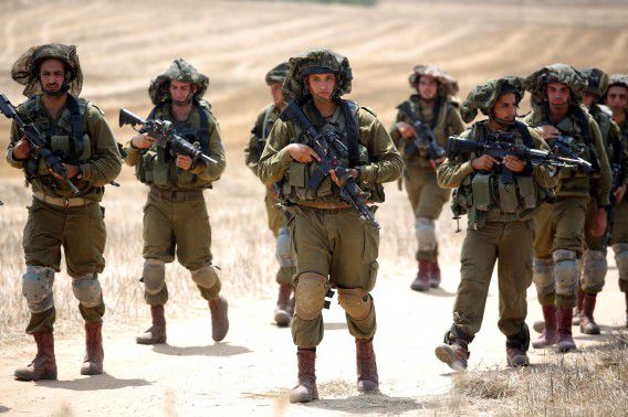 Israëlische soldaten patrouilleren bij de grens met Gaza.