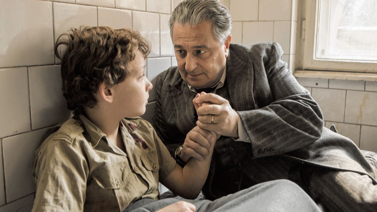 Roman Joffo (Patrick Bruel) pepert zijn zoon Joseph (Dorian Le Clech) in tegen niemand te vertellen dat zij Joods zijn.