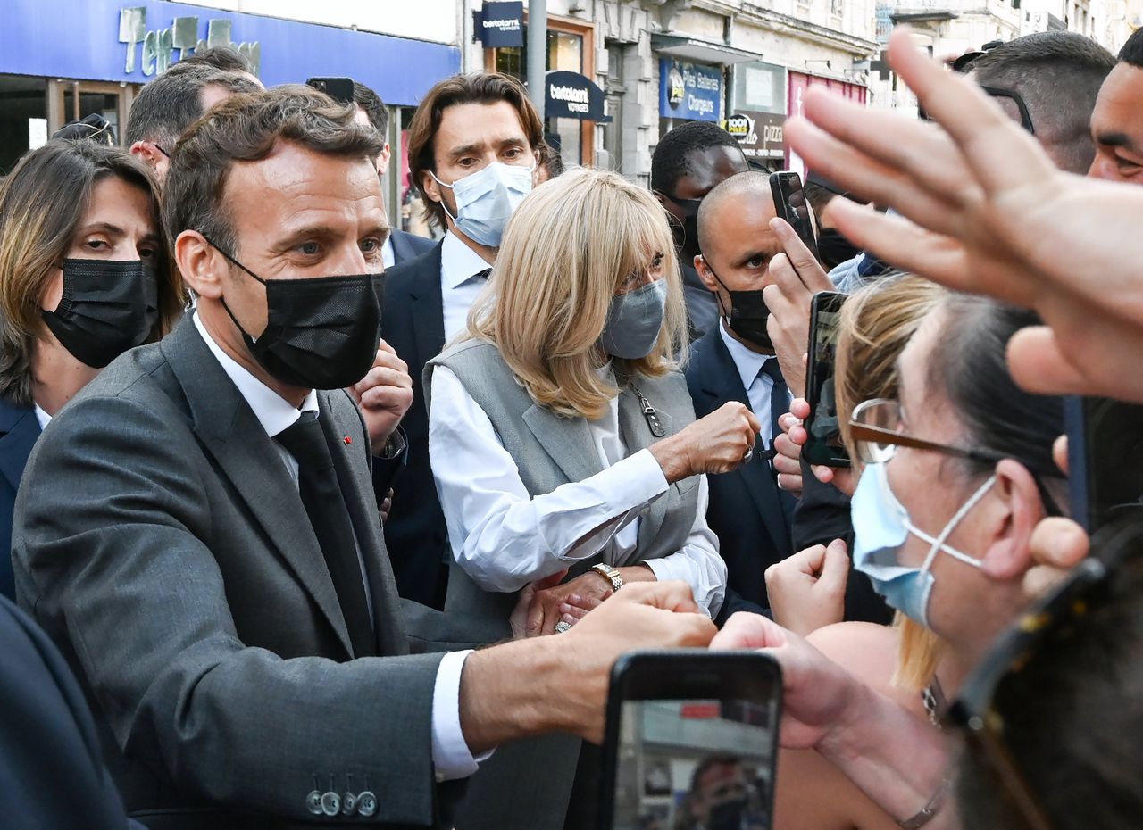 De Franse president Emmanuel Macron en zijn vrouw Brigitte Macron begroeten mensen in Valence, afgelopen dinsdag.