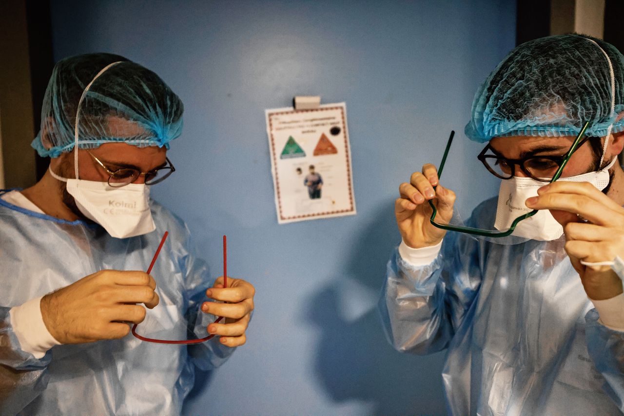 Medewerkers van een ziekenhuis in Straatsburg, Frankrijk, zetten speciale brillen op om zich tegen infectie te beschermen.