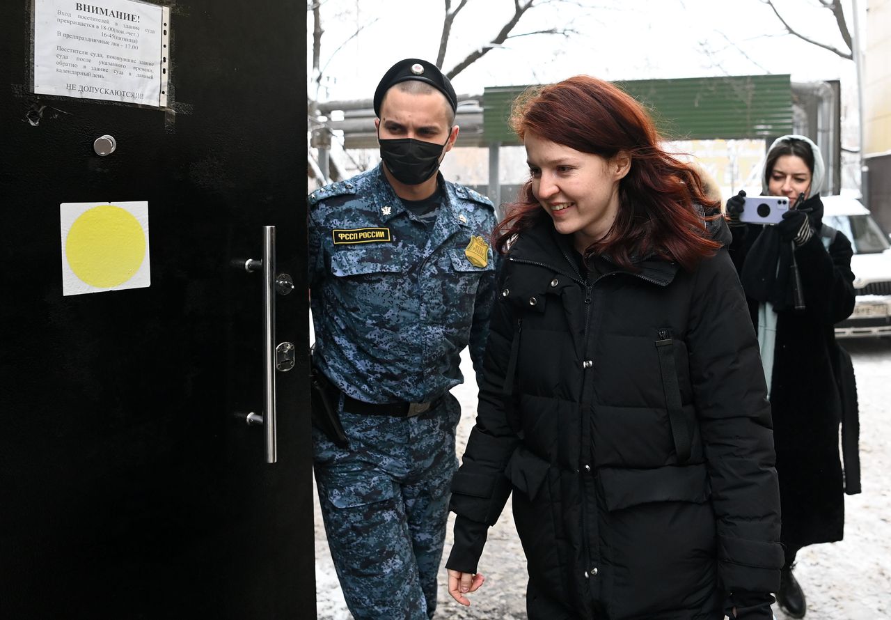 Persvoorlichter Kira Jarmysj op weg naar een zitting in Moskou.