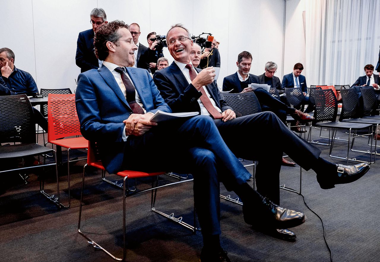 Ministers Dijsselbloem (Financiën, PvdA) en Kamp (Economische Zaken, VVD) voor de persconferentie over de oprichting van een nationale investeringsbank.