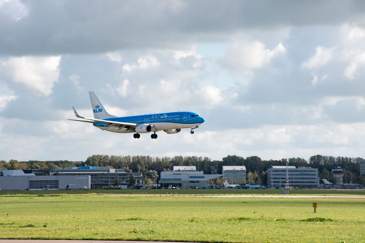 KLM heeft een eerste stap richting duurzame luchtvaart gezet door te investeren in biokerosine, maar ze zouden ook kunnen inzetten op synthetische kerosine en elektrisch vliegen.