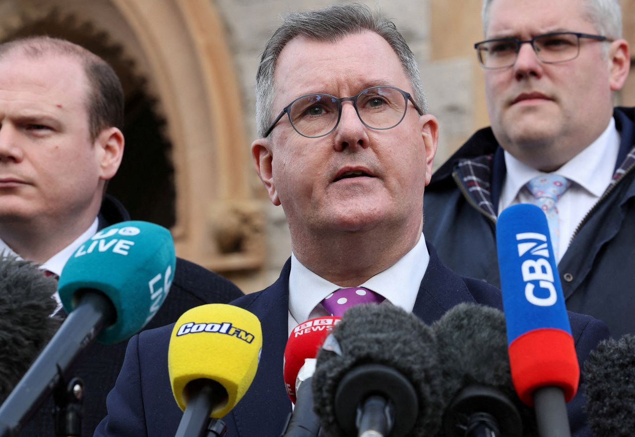 Partijleider Jeffrey Donaldson van Noord-Ierse DUP opgestapt vanwege seksueel wangedrag 