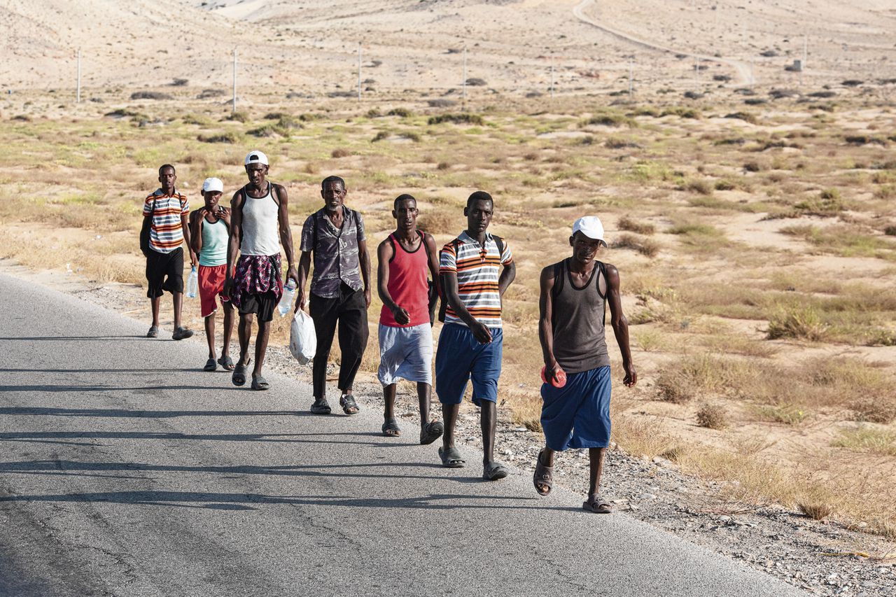 Boven: Duizenden Afrikaanse migranten lopen door Jemen om in Saoedi-Arabië aan te komen. Onder: Ahmed Dabsi (30) bij de begraafplaats. De een ziet hem als reisagent, de ander als smokkelaar.