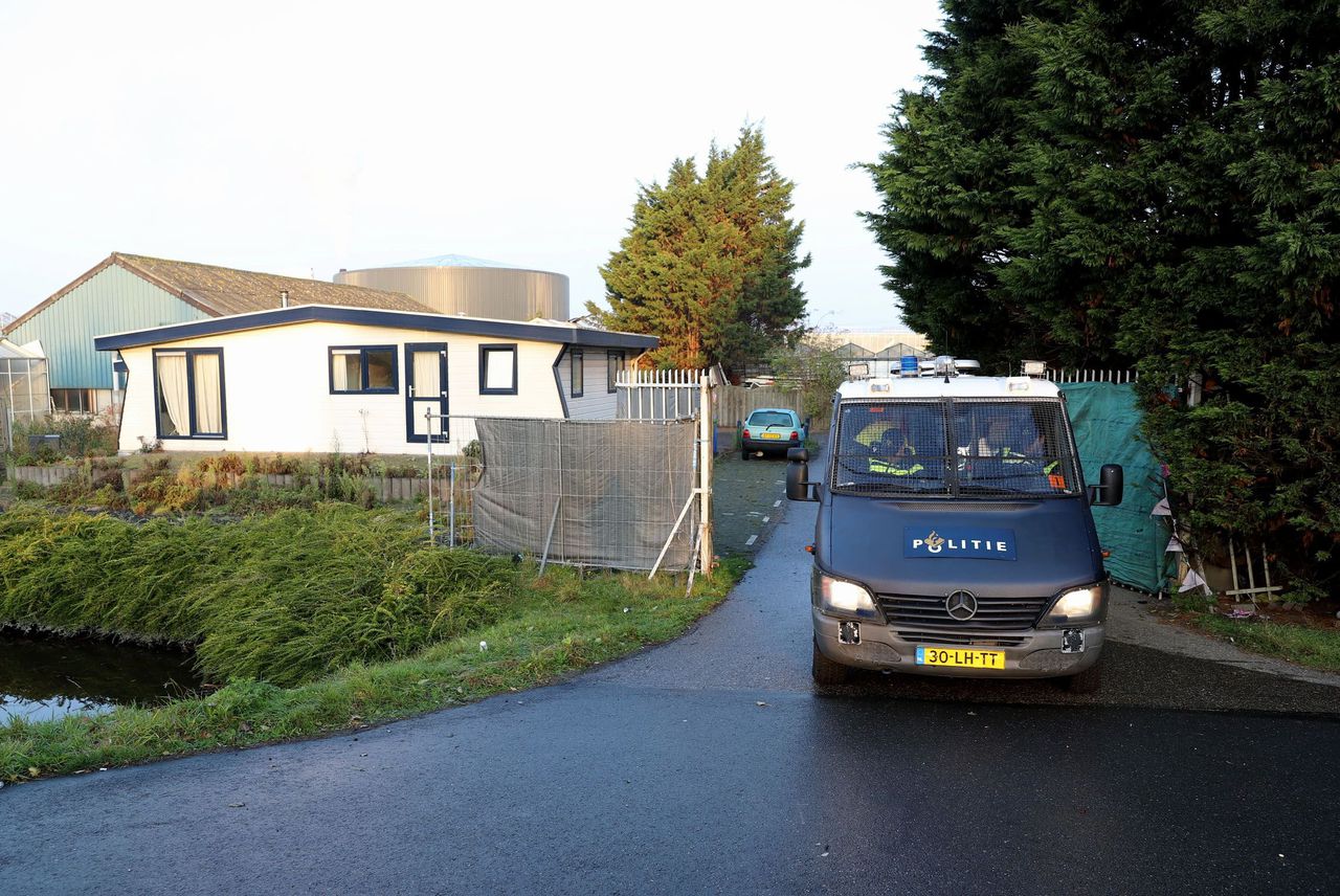Een politiebus bij het clubhuis van Caloh Wagoh in Den Hoorn tijdens de operatie.